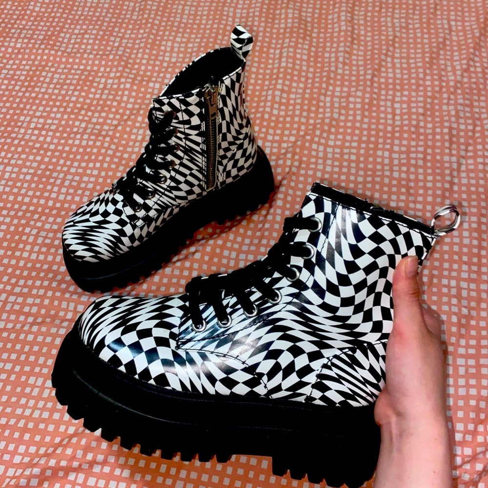 Delia’s Black & White Checkered Platform Boots☠️
•Price:$120
•Size:7W
BRAND NEW
